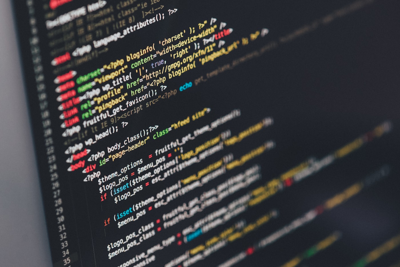 Code auf einem dunklen Bildschirm