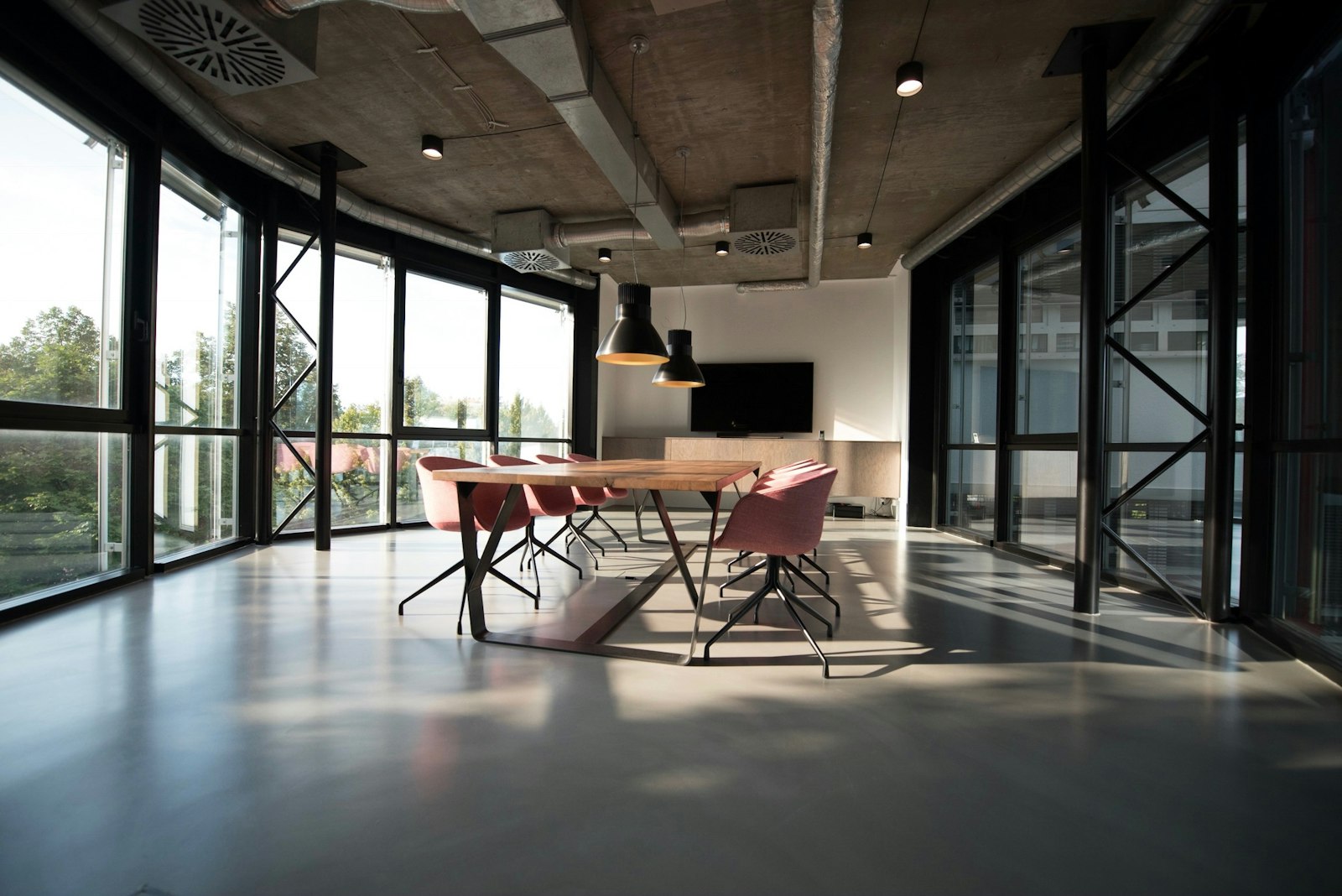 Loft-Büro mit großen Fenstern