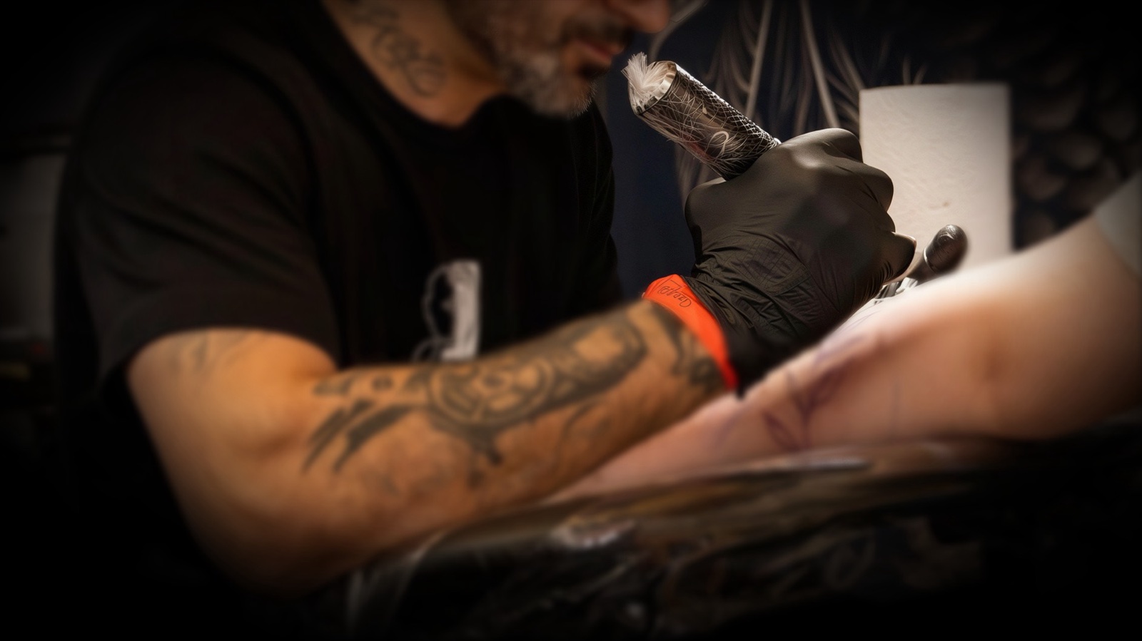 Tätowierer bei der Arbeit — Tattoo Pikasso Nürnberg